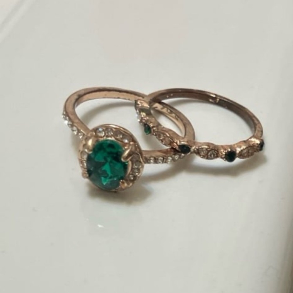 Elegant Gold and Green Gemstone Ring Set